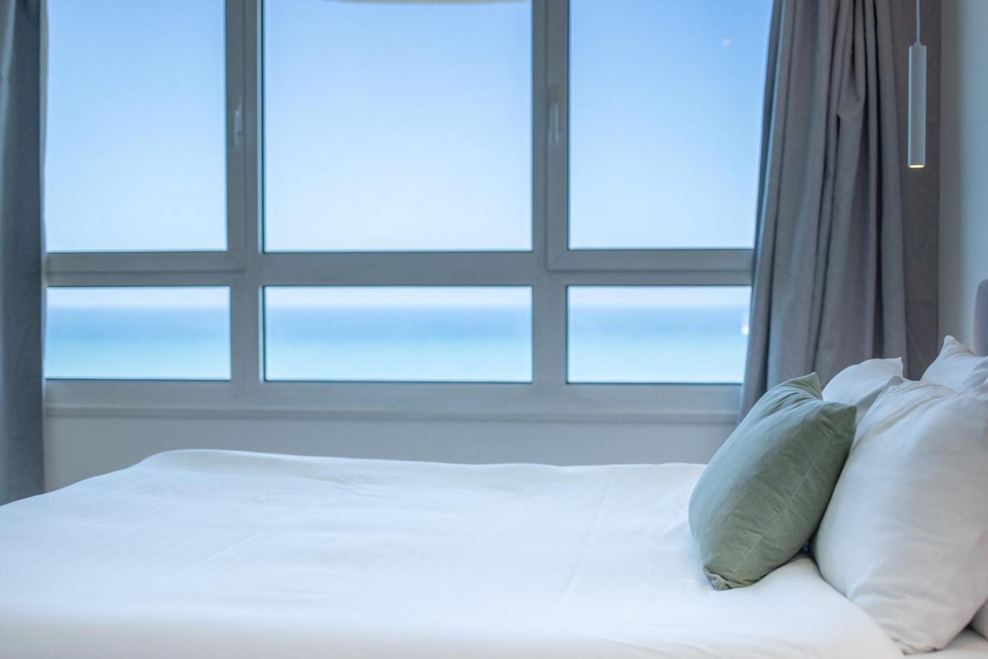 Superb Beachfront Apartments With Shelter By Sea N' Rent Tel Aviv Exterior foto
